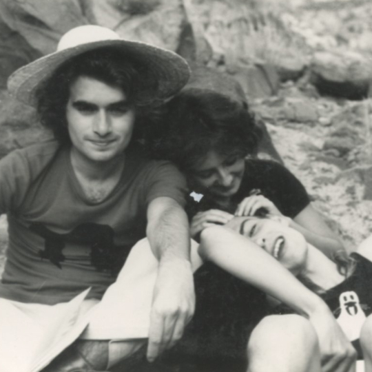 Foto en blanco y negro de tres jóvenes